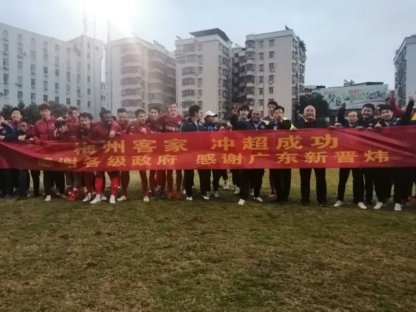 因为罗马在主场以2-0击败布拉格斯拉维亚，而作客以相同比分输掉比赛，这意味着他们的交手纪录完全相同。